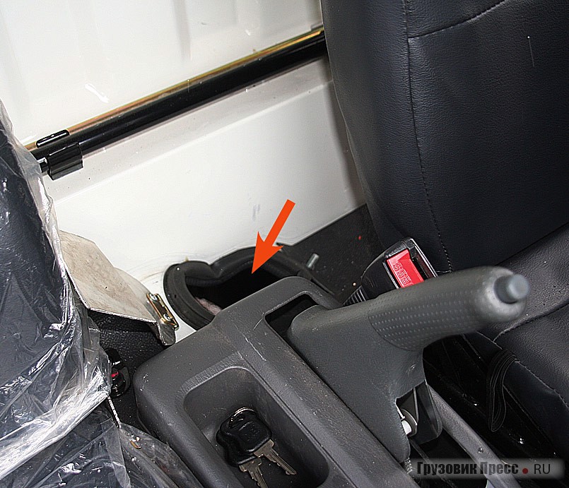 Проверить уровень масла в двигателе можно не откидывая кабину через специально прорезанный лючок