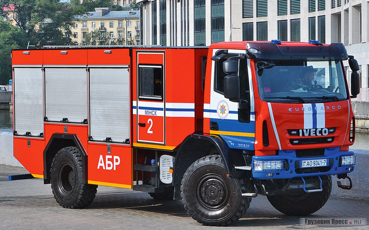 [b]Автомобиль быстрого реагирования АБР на шасси IVECO Eurocargo ES 150E25 (4х4)[/b]. Машина оснащена автономной установкой сверхвысокого давления Limens ЛМ-300/30 БП-90, подающей воду на высоту до 150 м и пневматическим прыжковым устройством для эвакуации людей с высоты до 60 м