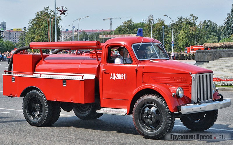 [b]Автоцистерна для сельской местности АЦУ-20(51А)-60А («упрощённая») на шасси ГАЗ-51А (4х2)[/b]. Предназначалась для доставки к месту пожара максимально возможного количества воды (1550 л) при минимальном боевом расчёте. Несмотря на завершение выпуска в 1968 году, кое-где стояла на дежурстве до 1990-х