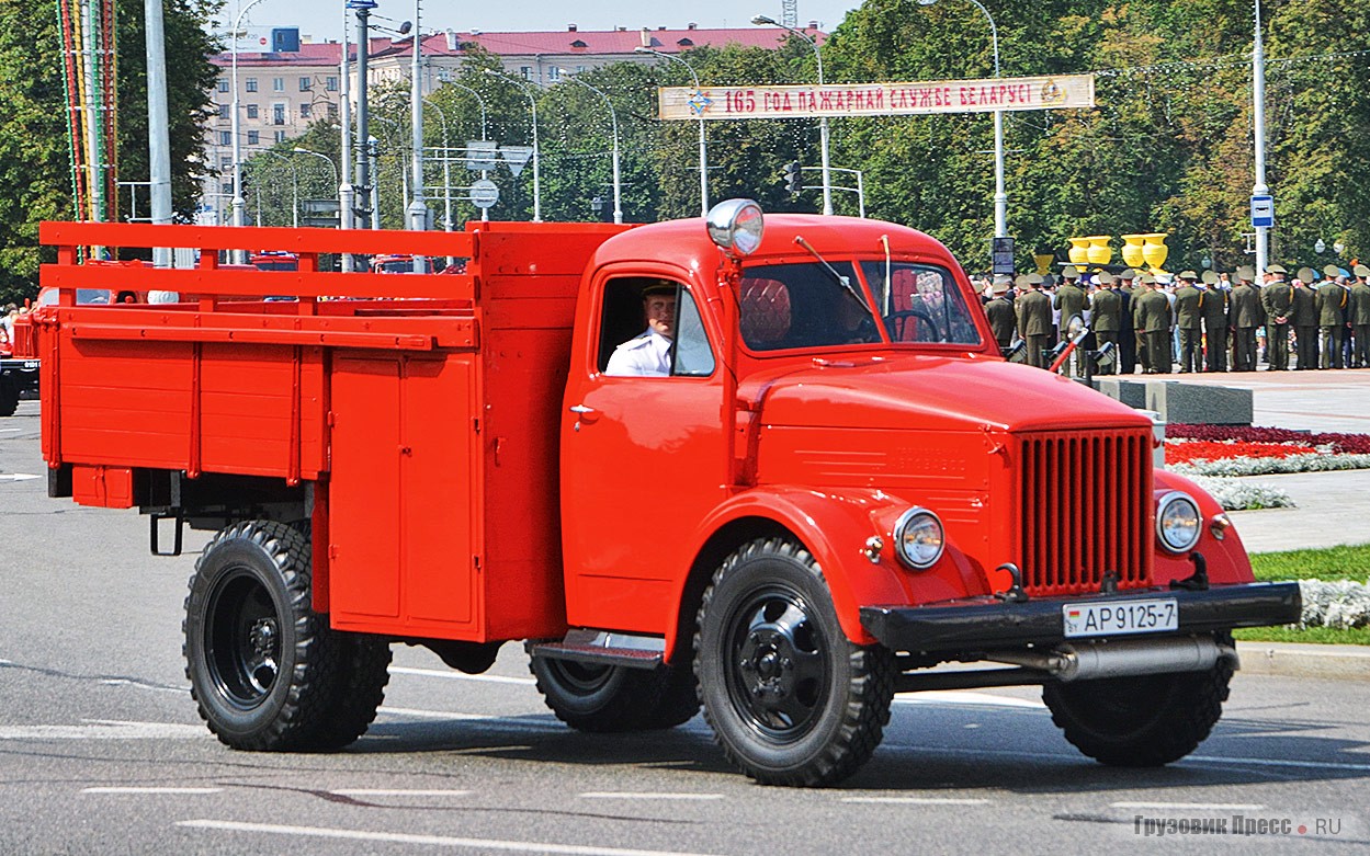 [b]Бензоперекачивающая станция ПСГ-65/130 (она же БПС-51) – на шасси ГАЗ-51А (4х2)[/b]. В пожарной охране такие машины использовались в качестве насосных станций поддержки на крупных пожарах. Особенность автомобиля – размещение насосной установки в отдельном отсеке (насосной кабине) между кабиной и кузовом автомобиля