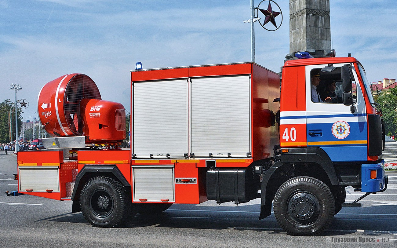 Современный [b]автомобиль дымоудаления АДУ-210 на шасси МАЗ-530905 (4х4)[/b]. Вентиляторная установка MGV L125/100F производительностью 201 600 м[sup]3[/sup]/ ч способна удалять дым из помещений, подавать свежий воздух в задымлённую зону, заполнять помещения воздушно-механической пеной