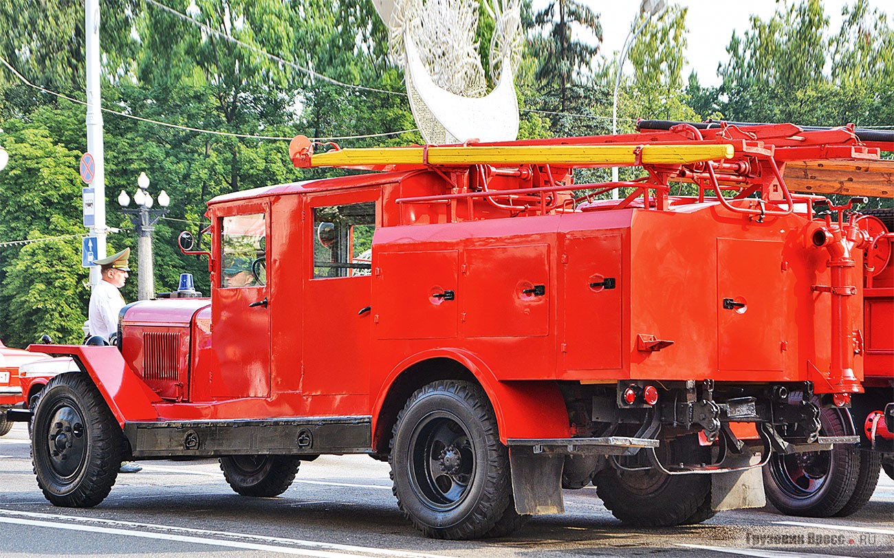 А это весьма спорный в плане восстановления экспонат – [b]ПМЗ-8 на шасси УралЗИС-5[/b]. Автоцистерна 1948 года выпуска долгое время стояла на постаменте перед зданием МЧС Витебска, затем прошла «курс реабилитации» и теперь является неизменным участником минских парадов