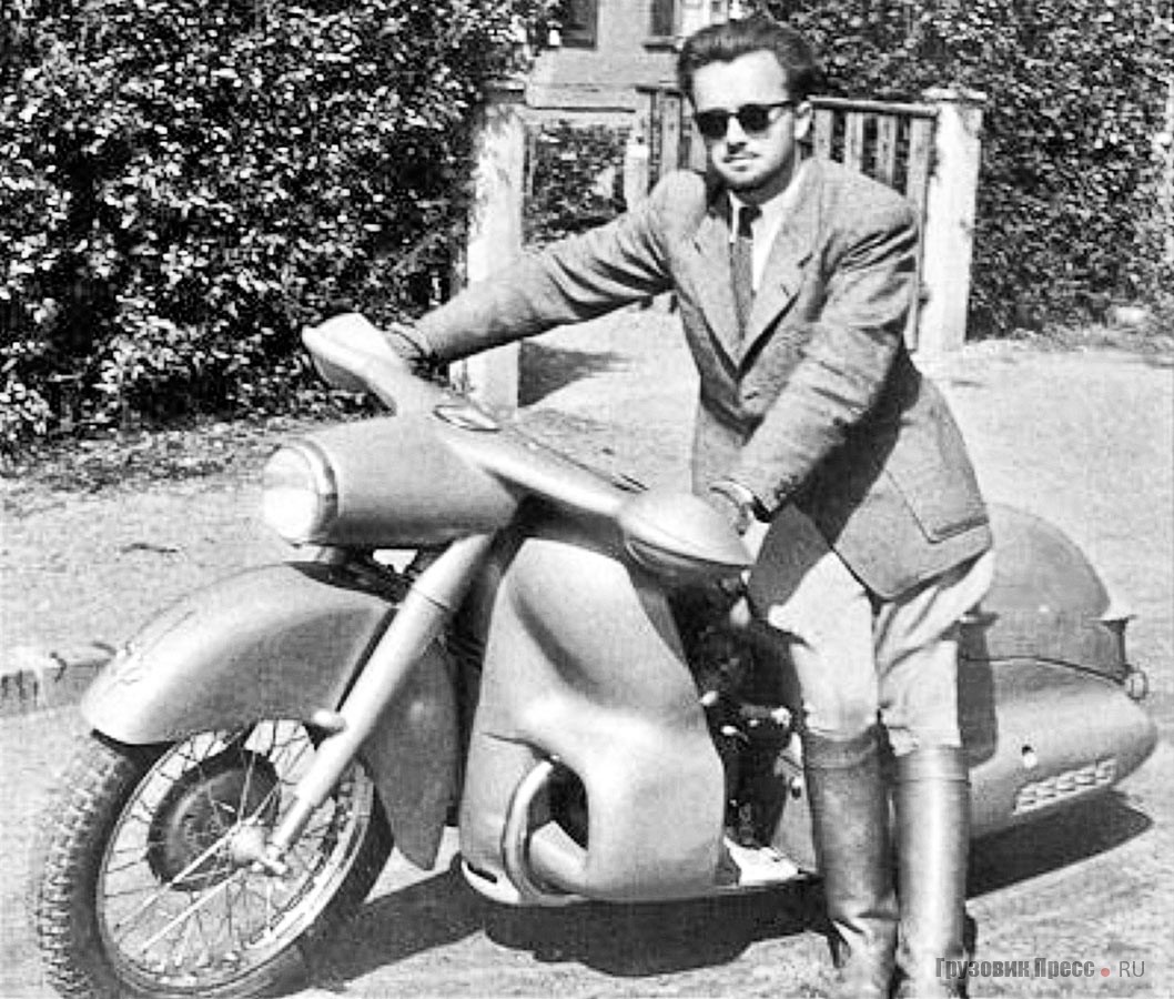 В 1947 году дизайнер выкупил на акционе C.R.A.S. трофейный мотоцикл BMW R12 и создал обтекатель собственной конструкции