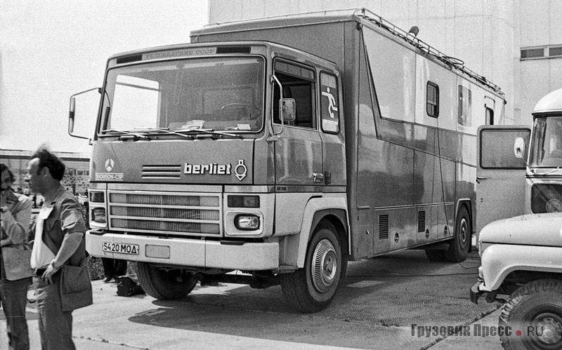 Телевизионные Berliet GR260 закупались СССР перед Олимпиадой-80. У кабины - Илья Туревский, председатель секции любительского автомобилестроения при ВДОАМ, 1983 г.