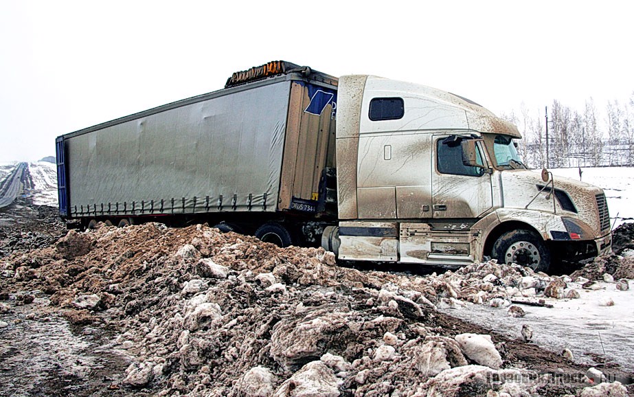 Вызволение из снежного плена Volvo VNL