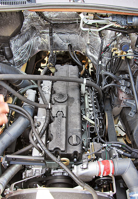 Оба автомобиля комплектуются рядными шестицилиндровыми двигателями ЯМЗ, которые не являются родственниками, но оба соответствуют пятому экологическому классу.  ЯМЗ-653 истоками уходит к Renault dCi 11, ЯМЗ-536 – итог плодотворного сотрудничества с австрийской AVL List GmbH