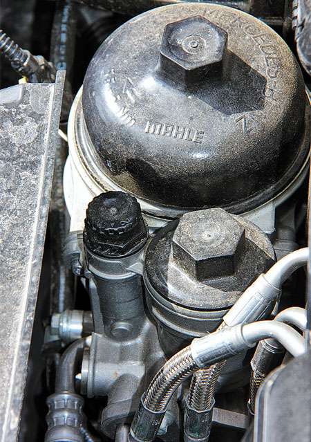 Вручную подкачать топливо после замены фильтра можно кнопкой прямо на его корпусной детали, подкачать топливо можно и на фильтре-сепараторе, который, естественно, с подогревом