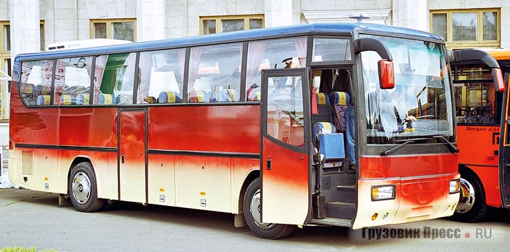 [b]«Богдан А-145»[/b] был изготовлен в единственном экземпляре. Его презентация состоялась весной 2004 г. на автосалоне SIA-2004. Автобус представлял собой туристский высокопалубник. «Турист» имел длину 9,6 м, салон новинки рассчитан на 39 мест. Мотор – 8,2-л дизель мощностью 200 л.с.
