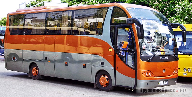 Выпущенный в единственном экземпляре в 2005 г. туристский высокопалубный автобус [b]«Богдан А-100»[/b] длиной 8,7 м был оборудован 34 креслами и багажными отсеками на 6 м[sup]3[/sup]. Рядный 4,7-литровый 146-сильный двигатель от Isuzu NQR