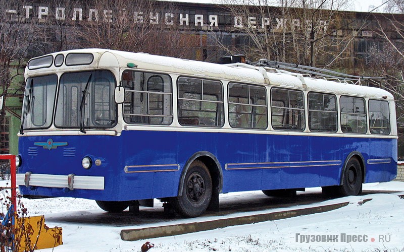 Троллейбус-памятник ЗиУ-5Д на заводе «Тролза» в г. Энгельс Саратовской области