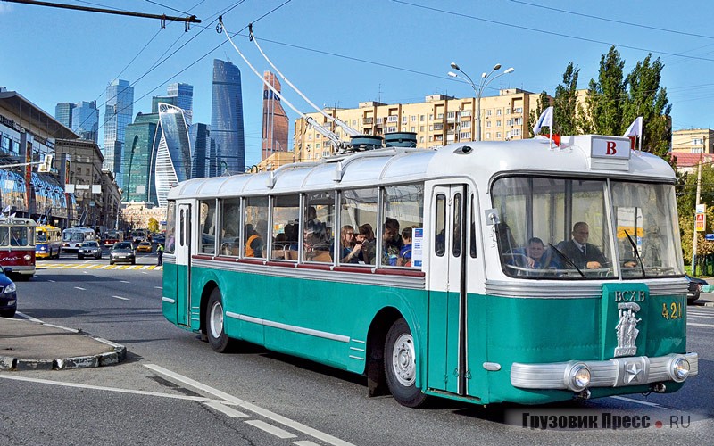 Троллейбусы СВАРЗ ТБЭС обслуживали Всесоюзную сельскохозяйственную выставку. Эмблема ВСХВ установлена на передке машины