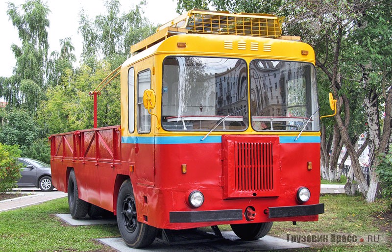 Грузовой троллейбус КТГ-2 установлен на территории МУП «Пермгорэлектротранс»