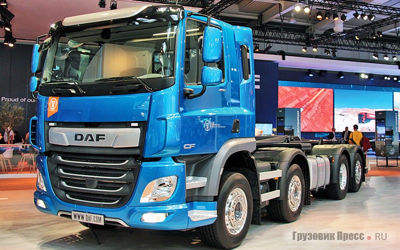 DAF CF 450 с колёсной формулой 8x2 и крюковым погрузчиком VDL