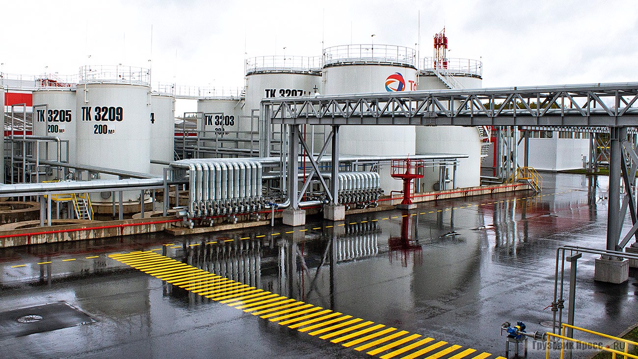 Резервуарный парк для хранения сырья и трубопроводы оснащены системой подогрева, суммарный объём 5500 м[sup]3[/sup]