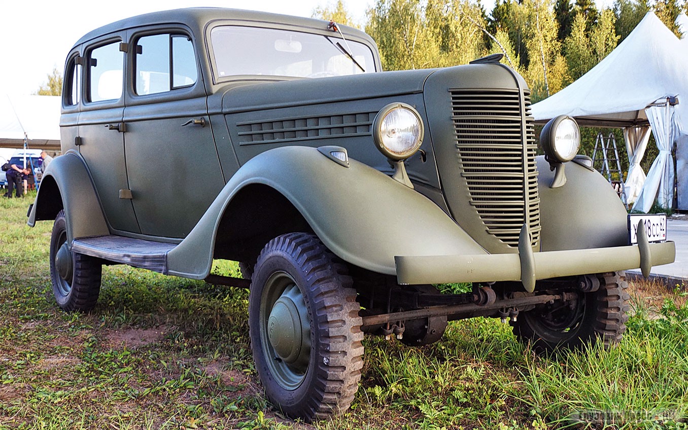 [b]ГАЗ-61-73[/b] с полным приводом и 6-цилиндровым мотором ГАЗ-11 восстановлен в мастерской Евгения Шаманского. В годы войны эта командирская «эмка» обслуживала штаб командующего Западным фронтом генерала-полковника, а позднее маршала Ивана Степановича Конева. До этого машина возила генерала армии, командующего войсками Западного особого военного округа, а затем командующего Западным фронтом Дмитрия Евгеньевича Павлова, а после него – следующего командующего, маршала Семёна Константиновича Тимошенко. А так как у маршала Тимошенко уже был ГАЗ-11-73, осенью 1941 года он уступил этот ГАЗ-61-73 генерал-полковнику Коневу