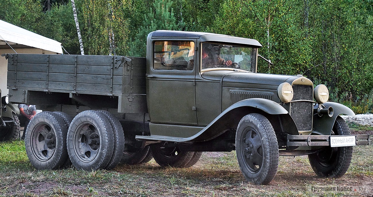 На пленэре «Моторов войны» встретились два редчайших «газика» – [b]бортовой ГАЗ-ААА 1936 года[/b] и бензозаправщик БЗ 207-го завода на его же базе – выпущенный в 1938 году. Прежде было известно лишь два экземпляра ГАЗ-ААА: из музея ГАЗа, а второй – во Владивостокском музее автостарины. В Черноголовке же встретились сразу две недавно восстановленных машины из частных коллекций