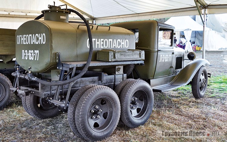 На пленэре «Моторов войны» встретились два редчайших «газика» – бортовой ГАЗ-ААА 1936 года и [b]бензозаправщик БЗ 207-го завода[/b] на его же базе – выпущенный в 1938 году. Прежде было известно лишь два экземпляра ГАЗ-ААА: из музея ГАЗа, а второй – во Владивостокском музее автостарины. В Черноголовке же встретились сразу две недавно восстановленных машины из частных коллекций