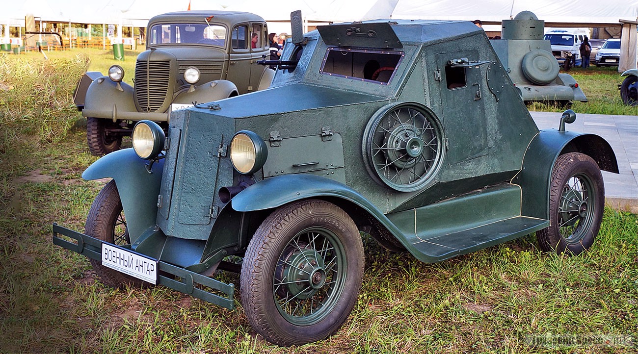 Единственный на сегодня образец [b]лёгкого бронеавтомобиля Д-8[/b] из коллекции Игоря Шишкина был найден в Смоленской области, где в 1941 году гремели бои. Жалкие останки Д-8 были сданы в металлолом, но волею случая о них вовремя узнали реставраторы. К лету 41-го таких машин оставалось в частях несколько единиц, и нахождение Д-8 на фронте на Смоленщине – большая загадка