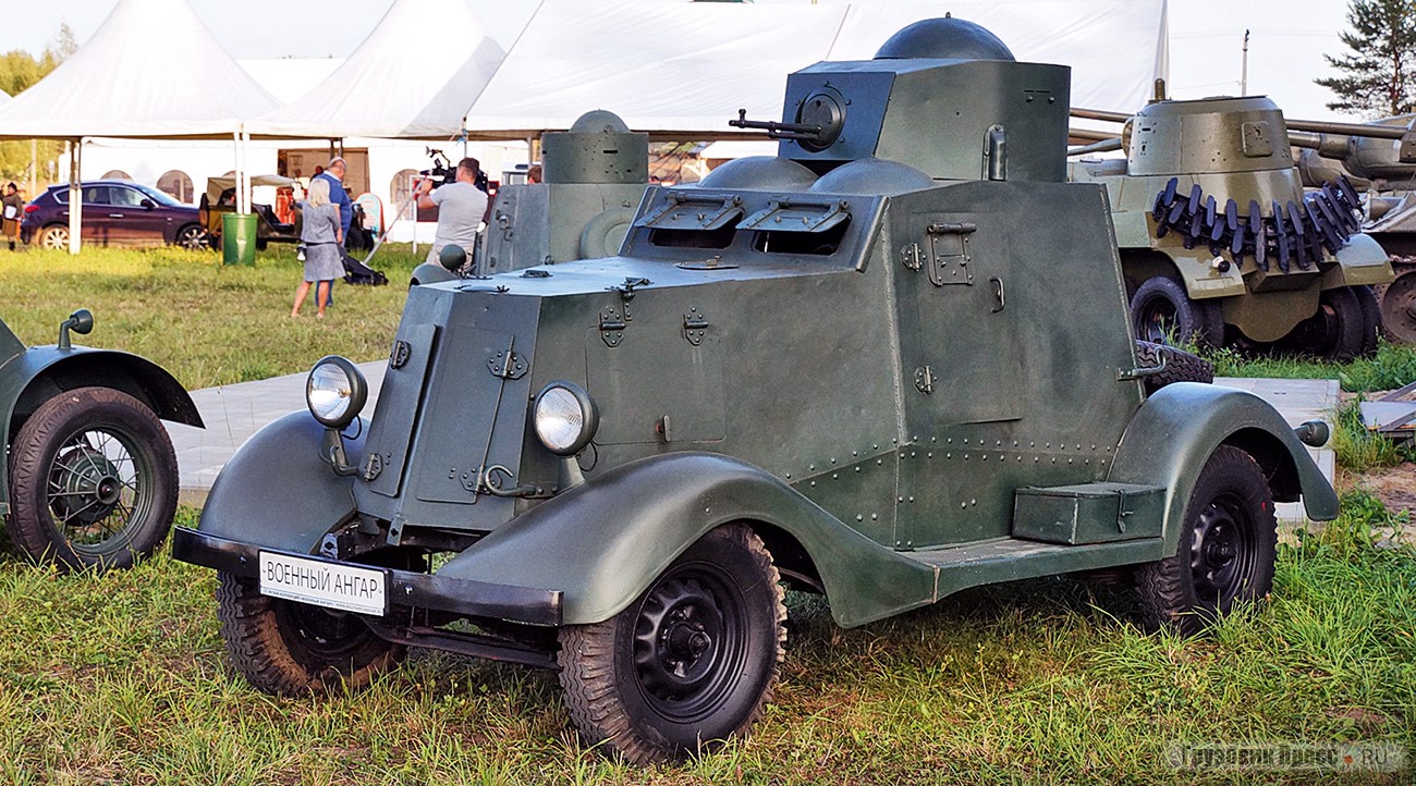 [b]ФАИ-М («Форд-А» Ижорского завода).[/b] После снятия модели ГАЗ-А с производства Ижорский завод не прекратил изготовление бронекорпусов. Бронекорпуса ФАИ стали устанавливать на шасси горьковской легковушки следующего поколения – ГАЗ-М1, также имевшей «фордовские» корни. Получившийся гибрид старого бронекорпуса, рассчитанный на шасси Ford A и новое шасси получил обозначение ФАИ-М – модернизированный. Машина из коллекции музея Вадима Задорожного обросла богатой биографией: она привезена из Испании, куда в конце 1930-х её отправили в составе интернациональных бригад в поддержку республиканцев. На сегодня это один из двух ходовых представителей модели в России и один из четырёх сохранившихся броневиков ФАИ во всём мире