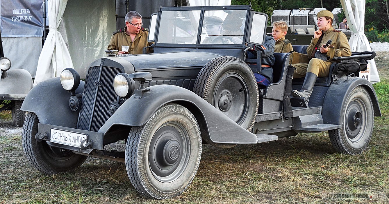 Кузовное ателье Glaser ещё до войны изготовило несколько десятков таких машин на базе [b]Horch 830R[/b] для высшего командного состава Вермахта. Складной верх крепится к задним сиденьям, а на задке крепились кофр для багажа или снарядные ящики. Фрагменты машины были найдены в конце 90-х на Дону, где она была потеряна немецкой армией в 1942 году. Остов самой машины, нашли позднее в районе Завидово, под Тверью. Восстановление этого Horch 830R, представленного проектом «Военный ангар» Игоря Шишкина, заняло более 3 лет