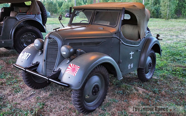 Вне сомнения, самый необычный экспонат – японский компактный [b]разведывательный автомобиль Kurogane Type 95[/b], по прозвищу Yonki, известен у нас как «Чёрная Медаль». Внедорожник с карбюраторным мотором воздушного охлаждения выпускала компания Nihon Nainenki Kurogane с 1936 по 1944 год. В 1962-м она вошла в состав Nissan. Первый и единственный на тот момент внедорожник императорской армии, разработанный самими японцами, применялся в Северном Китае и Маньчжурии, и немалое число было захвачено в боях у озера Хасан и при Халхин-Голе. Из пяти дошедших до наших дней «Курогана» три осели в России. Два других находятся в США и Японии (последний восстановлен из частей, полученных в России)