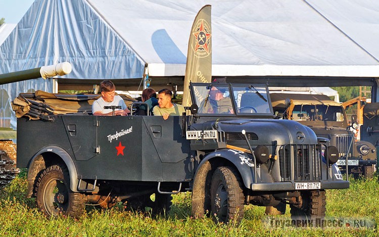 [b]Steyr 1500A Kommandeurwagen Kfz 69[/b] из собрания Вячеслава Лена выпускался в аннексированной Германией Австрии. Грузовик-тягач оснащался V-образным карбюраторным двигателем Steyr 1500 рабочим объёмом 3,5 л и мощностью 85 л.с. Особенность «Штайра» – двухконтурная гидравлическая тормозная система, механическая 4-ступенчатая КП с муфтой отключения переднего моста, а также задний неразрезной мост с блокируемым дифференциалом