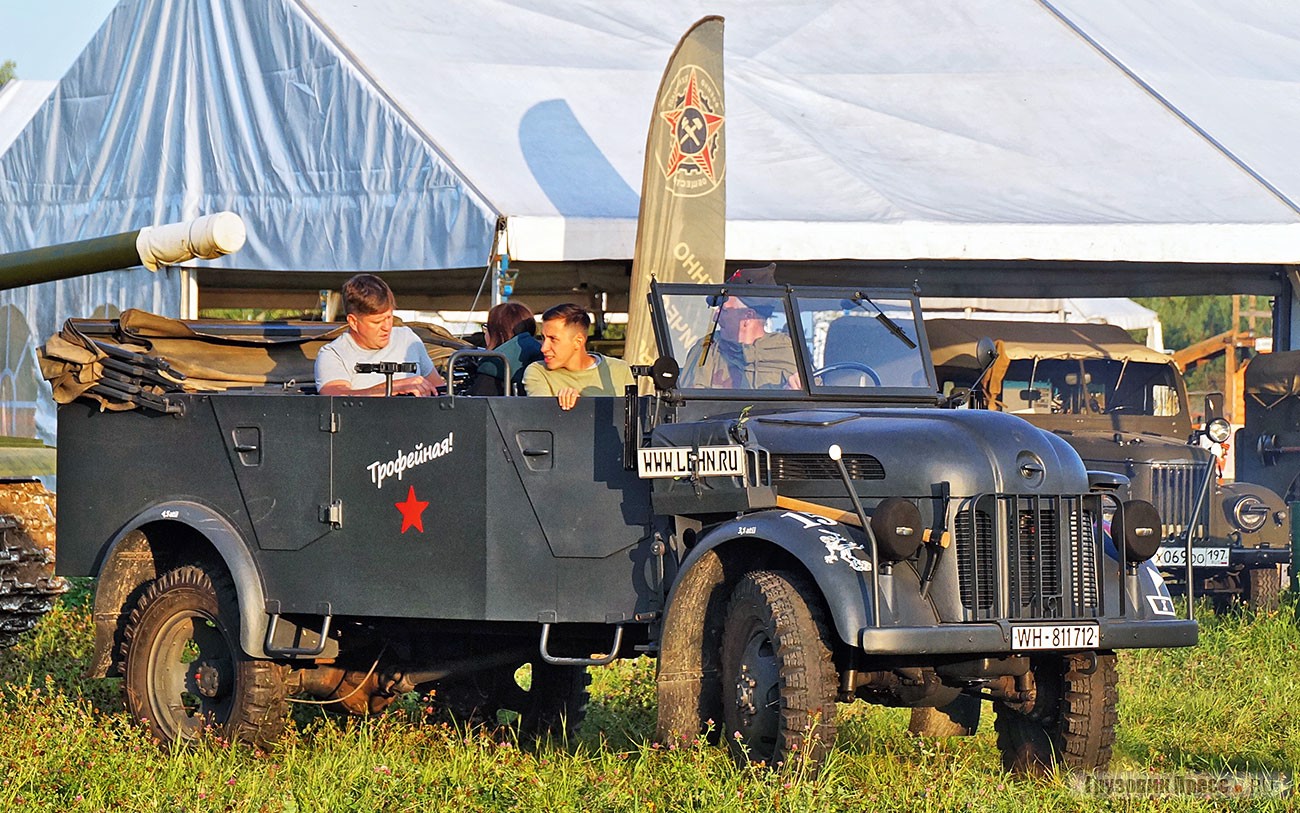 [b]Steyr 1500A Kommandeurwagen Kfz 69[/b] из собрания Вячеслава Лена выпускался в аннексированной Германией Австрии. Грузовик-тягач оснащался V-образным карбюраторным двигателем Steyr 1500 рабочим объёмом 3,5 л и мощностью 85 л.с. Особенность «Штайра» – двухконтурная гидравлическая тормозная система, механическая 4-ступенчатая КП с муфтой отключения переднего моста, а также задний неразрезной мост с блокируемым дифференциалом