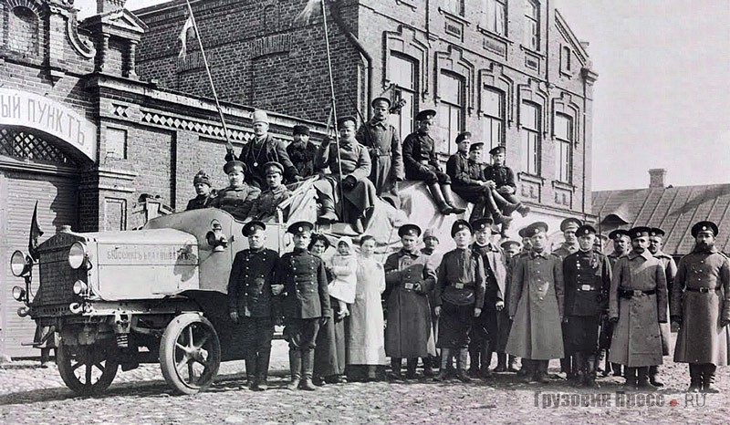 Гружёный пасхальными подарками для солдат Северного фронта Büssing  Typ IV. Лифляндская губерния, Феллин. 1915 г.