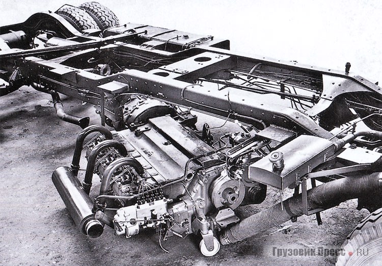Установленный под рамой горизонтальный силовой агрегат Büssing U9 – предкамерный дизель 8725 cм[sup]3[/sup], 125–135 л.с. выпускался в 1949–1953 гг. Для обслуживания «подпольный двигатель» можно было выкатить в сторону