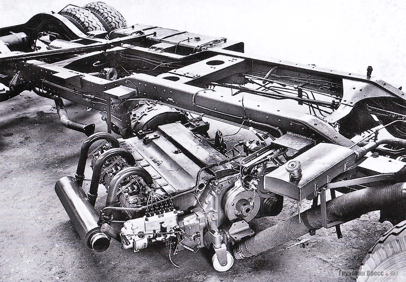 Установленный под рамой горизонтальный силовой агрегат Büssing U9 – предкамерный дизель 8725 cм[sup]3[/sup], 125–135 л.с. выпускался в 1949–1953 гг. Для обслуживания «подпольный двигатель» можно было выкатить в сторону