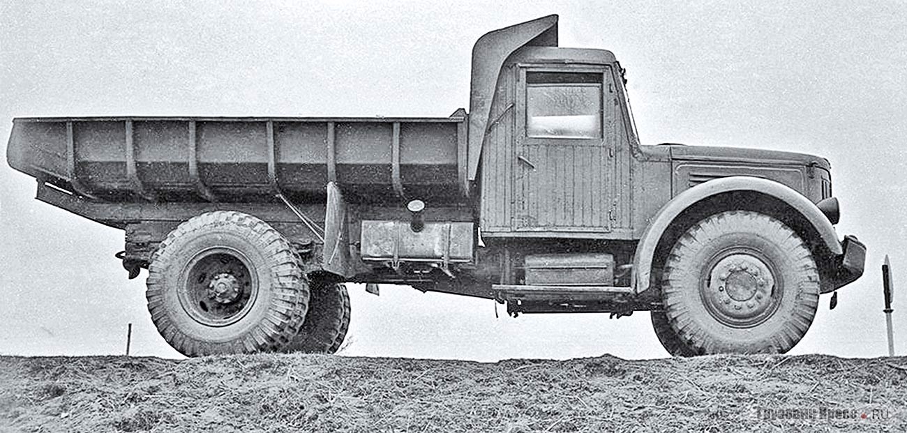 Опытный образец самосвала МАЗ-205Б с карьерным кузовом ковшового типа. Вид справа. Минск, весна 1950 г.