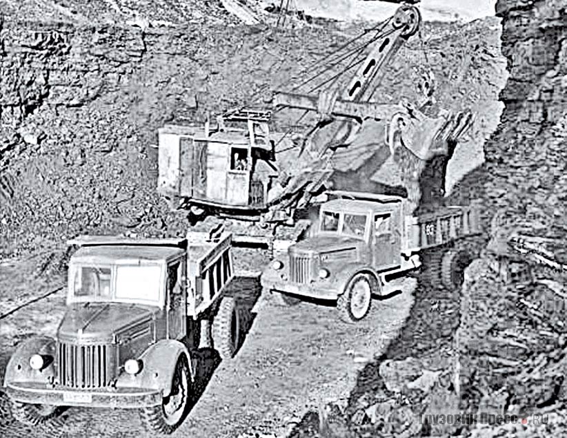 Экземпляры «205-х» с самодельными козырьками над кабиной на добыче угля в Бурятской АССР, 1959 г.