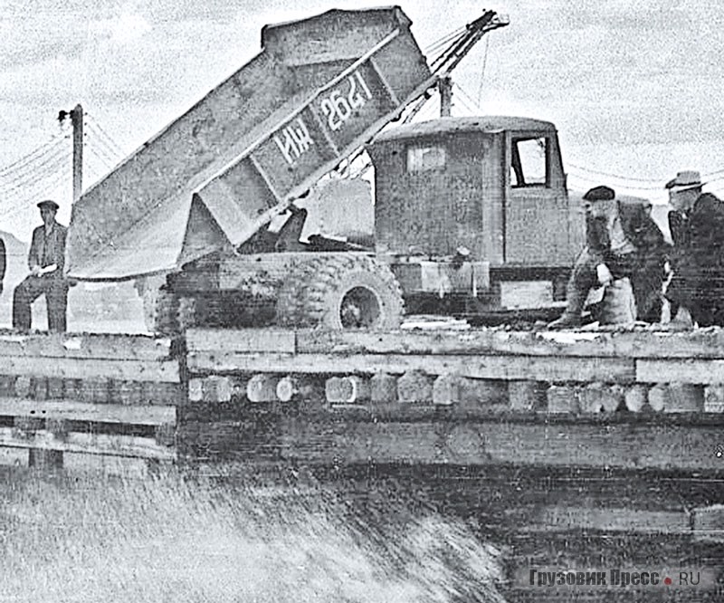 Ранний МАЗ-205 экземпляра № иж 26-41 с кузовом, переделанным в совковый. Перекрытие Ангары при строительстве Иркутской ГЭС. 9 июля 1956 г.