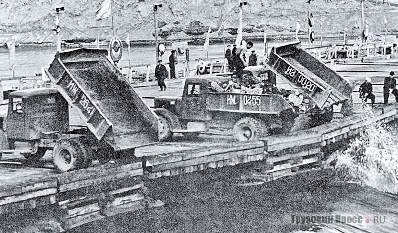 Экземпляры ранних МАЗ-205, № иж 04-55 и иж 26-41 с кузовами, переделанными в совковые, на перекрытии р. Ангары при строительстве Иркутской ГЭС. 9 июля 1956 г.