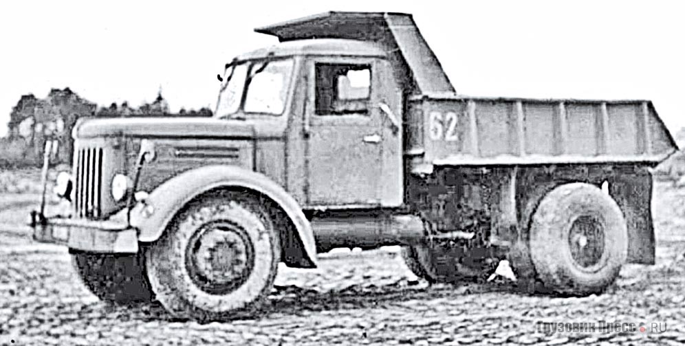 Экземпляр «205-го» (гаражный № 62) из ГДР с ковшовым вариантом кузова и большим воздушным баллоном. Левая подножка отсутствует