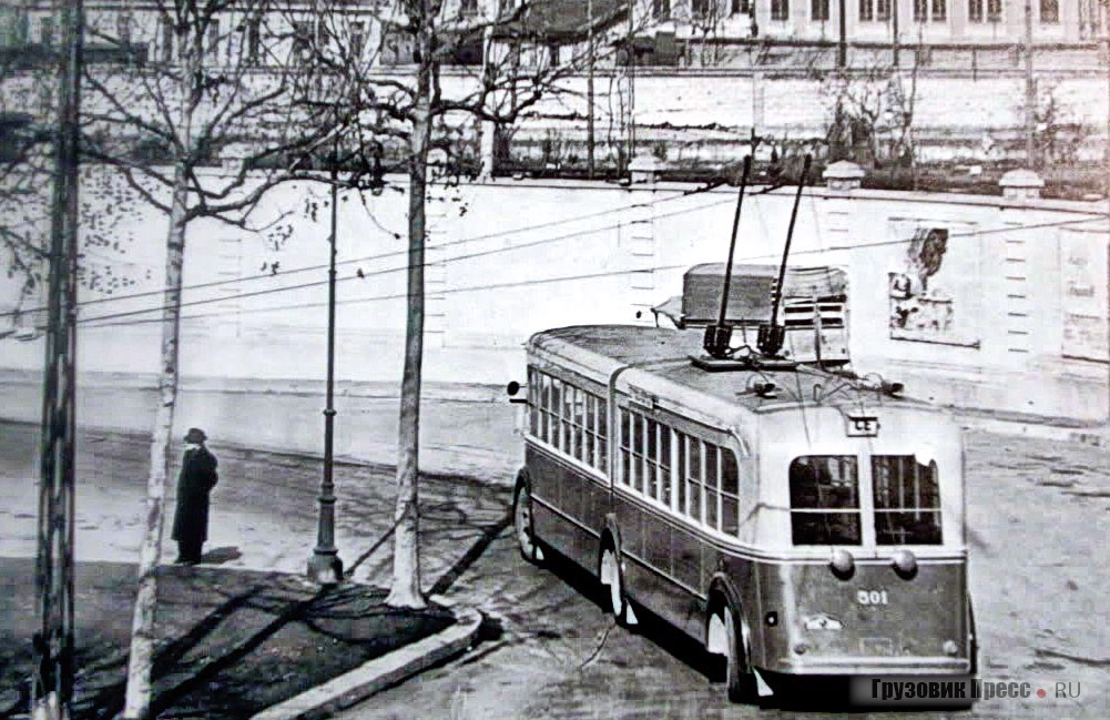 Опытный троллейбус Isotta Fraschini во время маневрирования, хорошо видно поворот передних и задних колёс
