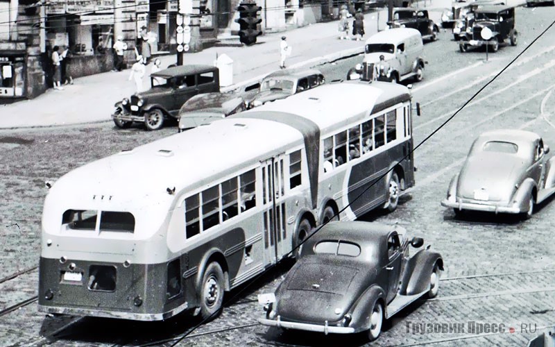 Автобус следует по маршруту по улицам Балтимора