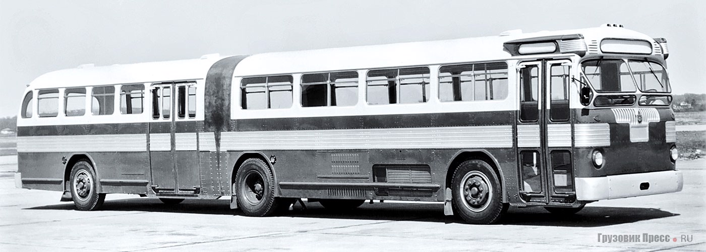 Автобус Twin Coach 58-DW во время тестовых испытаний на улицах Чикаго