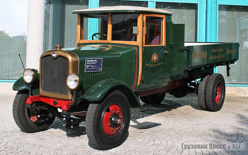 Праворульный 4-тонный [b]MAN-Saurer Type A 1923 г.[/b] с карданным приводом комплектовали 4-цилиндровым 50-сильным дизелем рабочим объемом 8138 см[sup]3[/sup], агрегатированным с 4-ступенчатой механической КП. На отреставрированном автомобиле резина не оригинальная