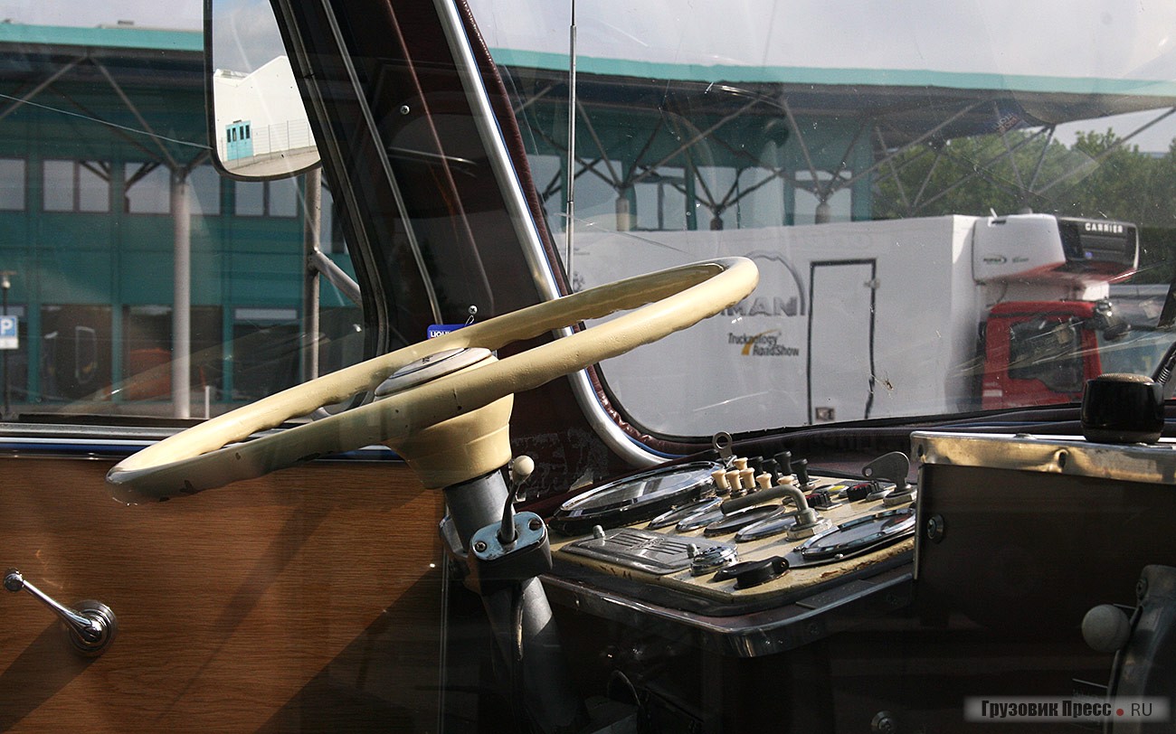 Первый автобус Готлоба Аувертера [b]Neoplan SH8[/b] с 29-местным несущим кузовом и мостами Magirus выпускали в Пилстинге с 1954 г. Он принадлежит Auwärter Museum Stuttgart. Оснащали 6-цилиндровым 116-сильным дизелем рабочим объемом 6130 см[su]3[/sup]. Полная масса 6 т. Габаритные размеры 9520х2400х2850 мм