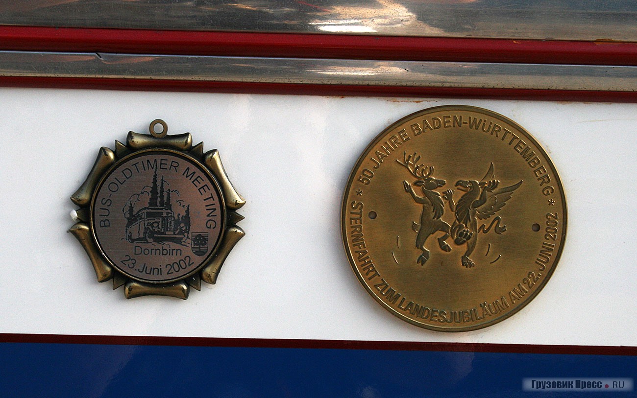 Первый автобус Готлоба Аувертера [b]Neoplan SH8[/b] с 29-местным несущим кузовом и мостами Magirus выпускали в Пилстинге с 1954 г. Он принадлежит Auwärter Museum Stuttgart. Оснащали 6-цилиндровым 116-сильным дизелем рабочим объемом 6130 см[su]3[/sup]. Полная масса 6 т. Габаритные размеры 9520х2400х2850 мм