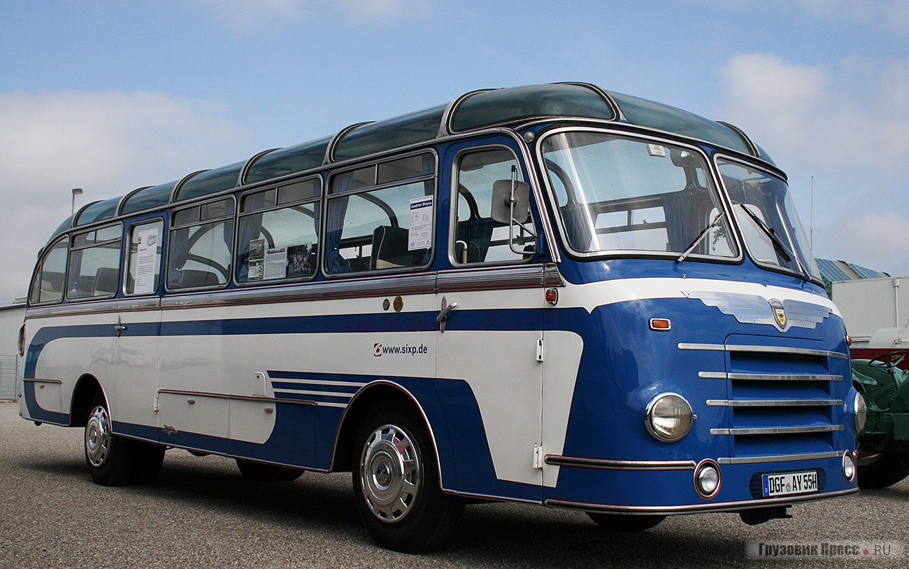 Первый автобус Готлоба Аувертера [b]Neoplan SH8[/b] с 29-местным несущим кузовом и мостами Magirus выпускали в Пилстинге с 1954 г. Он принадлежит Auwärter Museum Stuttgart. Оснащали 6-цилиндровым 116-сильным дизелем рабочим объемом 6130 см[su]3[/sup]. Полная масса 6 т. Габаритные размеры 9520х2400х2850 мм