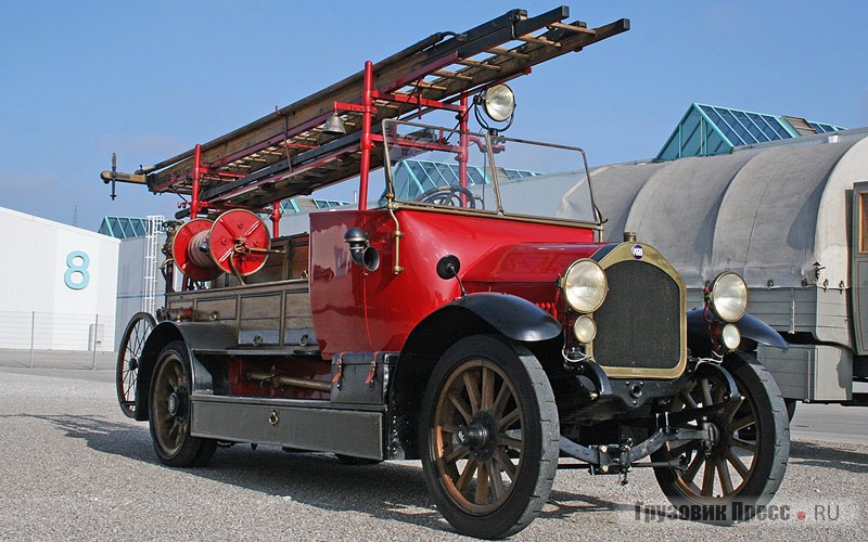 [b]Пожарный автомобиль MAN LF10 1921 г.[/b] со специальным оборудованием Magirus. Производительность водяного насоса – 1000 л/мин, предельная дальность подачи струи – 80 м. Под капотом стоял 4-цилиндровый 55-сильный дизель рабочим объемом 7427 см[sup]3[/sup]. Снаряженная масса автомобиля была равна 5,2 т. Данный экземпляр был в Аугсбурге на ходу с 1921 по 1983 г.
