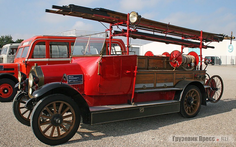 [b]Пожарный автомобиль MAN LF10 1921 г.[/b] со специальным оборудованием Magirus. Производительность водяного насоса – 1000 л/мин, предельная дальность подачи струи – 80 м. Под капотом стоял 4-цилиндровый 55-сильный дизель рабочим объемом 7427 см[sup]3[/sup]. Снаряженная масса автомобиля была равна 5,2 т. Данный экземпляр был в Аугсбурге на ходу с 1921 по 1983 г.