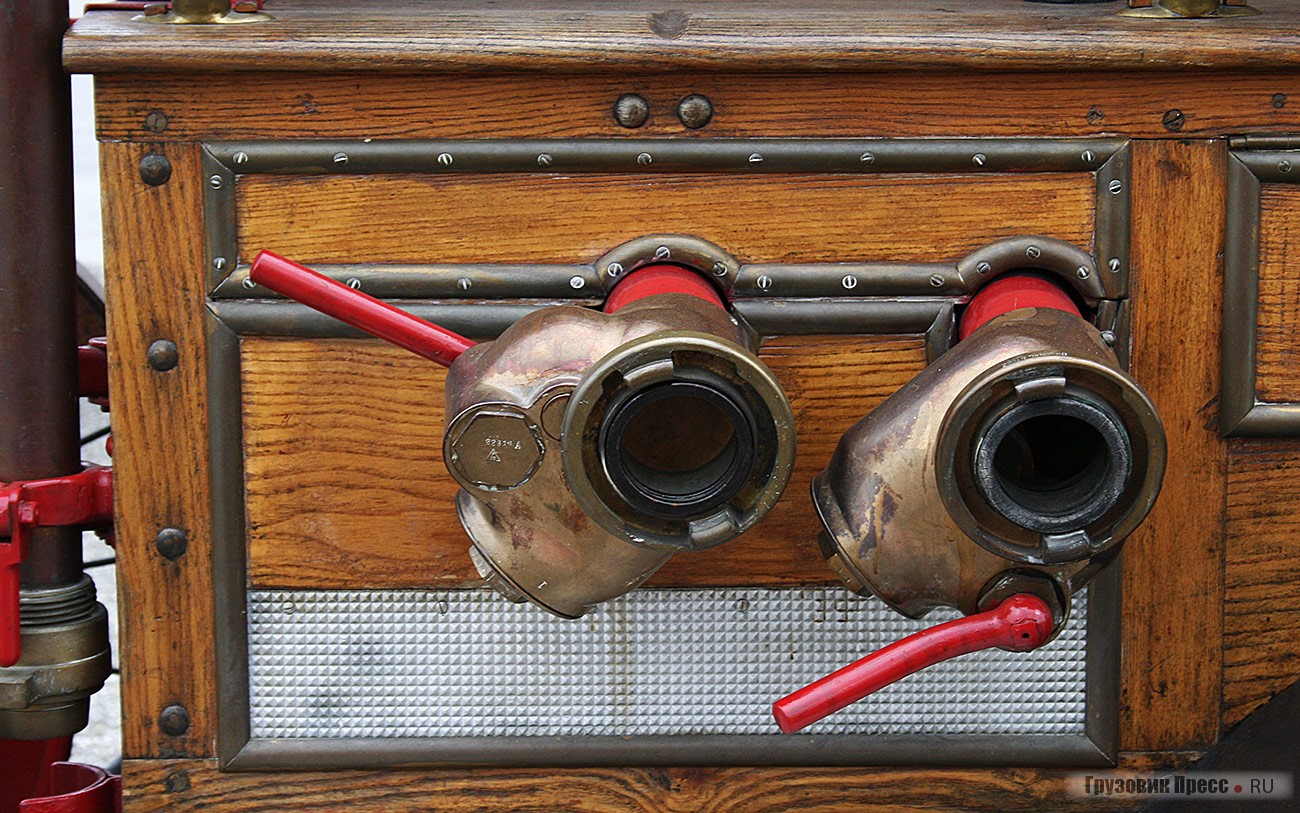 [b]Пожарный автомобиль MAN LF10 1921 г.[/b] со специальным оборудованием Magirus. Производительность водяного насоса – 1000 л/мин, предельная дальность подачи струи – 80 м. Под капотом стоял 4-цилиндровый 55-сильный дизель рабочим объемом 7427 см[sup]3[/sup]. Снаряженная масса автомобиля была равна 5,2 т. Данный экземпляр был в Аугсбурге на ходу с 1921 по 1983 г.