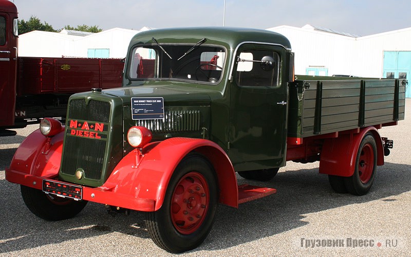 [b]MAN Bonnet Truck E2 (E 3000)[/b] с серийным номером 82 244 был выпущен в 1940-м в Мюнхене. Имел трехместную металлическую кабину, снаряженную массу 2200 кг и полную массу 5800 кг. Оснащали его 4-цилиндровым двигателем D0534G рабочим объемом 4503 см[sup]3[/sup] мощностью 70 л.с. (52 кВт). Длина – 6000 мм, ширина – 2130 мм, высота – 2100 мм. Грузовик выкуплен 22 октября 1980 г., отреставрирован в 1991–1992 гг.