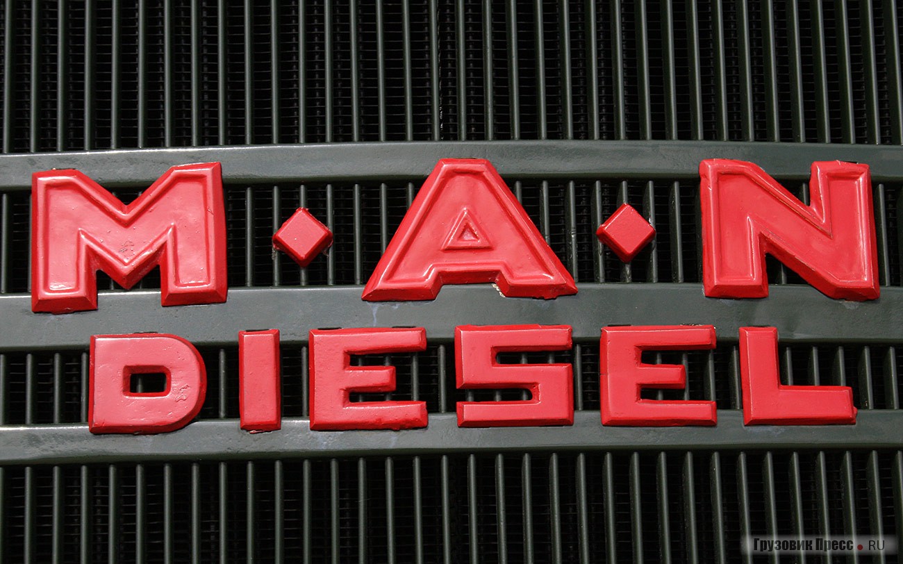 [b]MAN Bonnet Truck E2 (E 3000)[/b] с серийным номером 82 244 был выпущен в 1940-м в Мюнхене. Имел трехместную металлическую кабину, снаряженную массу 2200 кг и полную массу 5800 кг. Оснащали его 4-цилиндровым двигателем D0534G рабочим объемом 4503 см[sup]3[/sup] мощностью 70 л.с. (52 кВт). Длина – 6000 мм, ширина – 2130 мм, высота – 2100 мм. Грузовик выкуплен 22 октября 1980 г., отреставрирован в 1991–1992 гг.