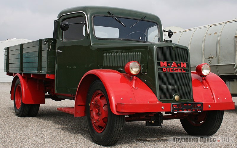 [b]MAN Bonnet Truck E2 (E 3000)[/b] с серийным номером 82 244 был выпущен в 1940-м в Мюнхене. Имел трехместную металлическую кабину, снаряженную массу 2200 кг и полную массу 5800 кг. Оснащали его 4-цилиндровым двигателем D0534G рабочим объемом 4503 см[sup]3[/sup] мощностью 70 л.с. (52 кВт). Длина – 6000 мм, ширина – 2130 мм, высота – 2100 мм. Грузовик выкуплен 22 октября 1980 г., отреставрирован в 1991–1992 гг.