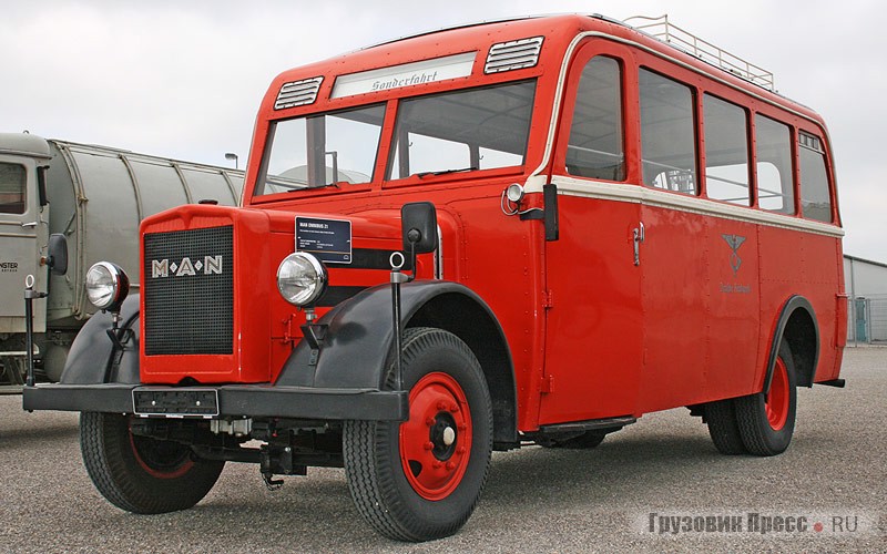 22-местный [b]автобус 1936 г. MAN Omnibus Z1[/b] почтового ведомства Германии Deutsche Reichpost с цельнометаллическим кузовом создан на шасси грузовика. Под капотом устанавливали 6-цилиндровый двигатель, развивавший 80 л.с. Снаряженная масса автобуса сравнима с «Валдаем» – 4968 кг