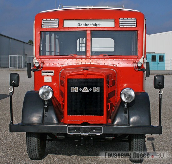 22-местный [b]автобус 1936 г. MAN Omnibus Z1[/b] почтового ведомства Германии Deutsche Reichpost с цельнометаллическим кузовом создан на шасси грузовика. Под капотом устанавливали 6-цилиндровый двигатель, развивавший 80 л.с. Снаряженная масса автобуса сравнима с «Валдаем» – 4968 кг